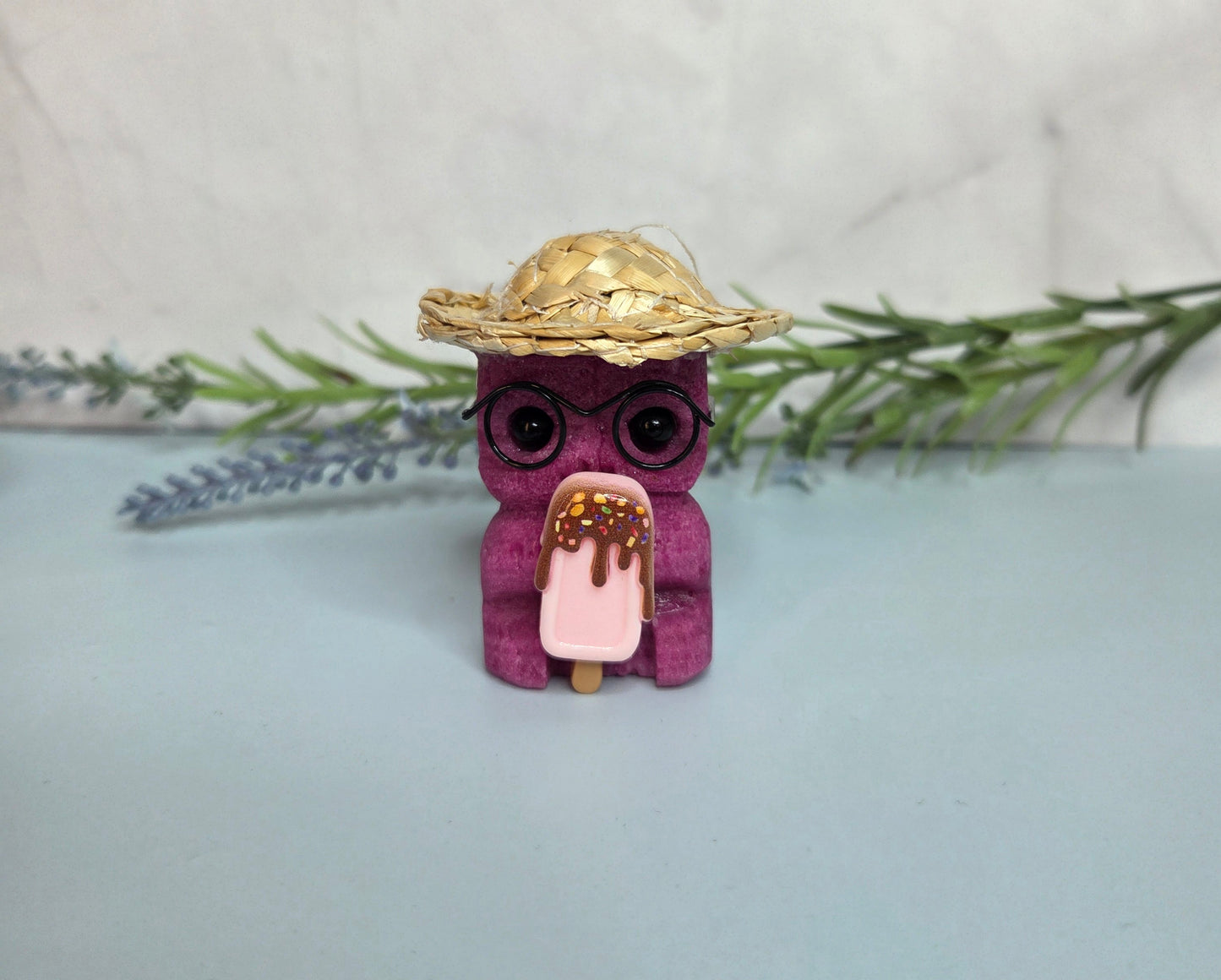 Cute Hedgehogs Carvings with Straw Hats