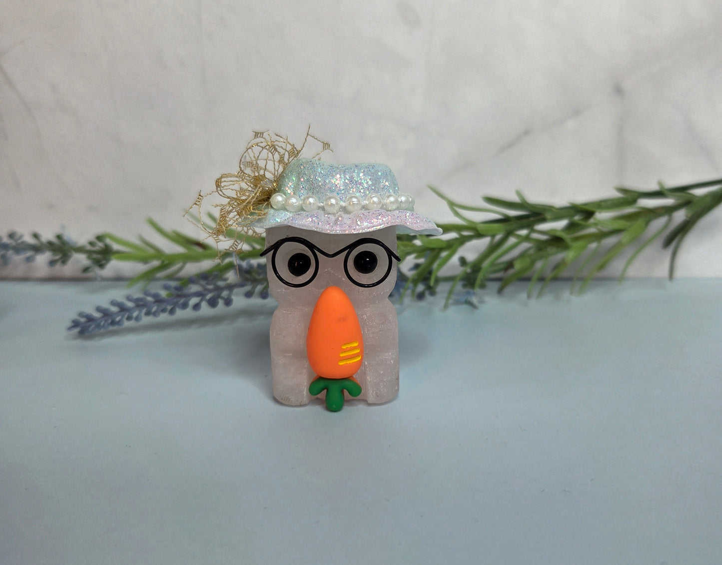 Cute Hedgehogs Carvings with Straw Hats